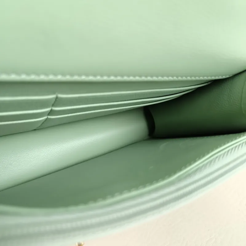 Chanel Crossbody Bag Edition woc Green Lambskin Mini 19.2 × 3.5 × 12.3 cm — detail view 5 of 13