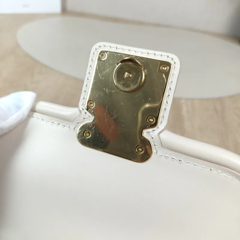 Louis Vuitton Crossbody Bag Hide and Seek Messenger Bag White Epi Embossed Calfskin One Size21 × 8 × 15 cm — detail view 6 of 14