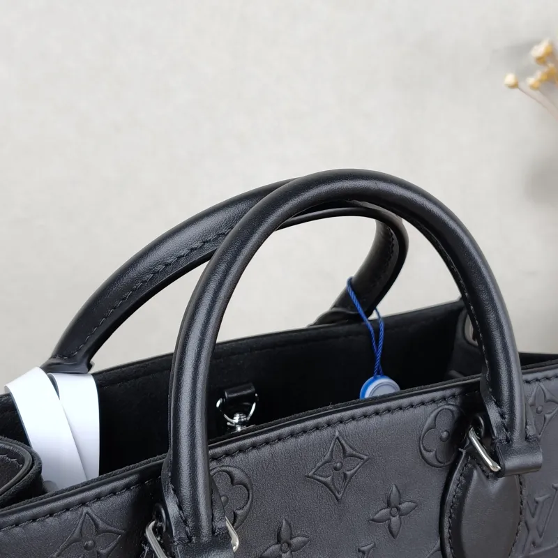 Louis Vuitton Shoulder Bag Onthego Black Calfskin Small 25 × 11.5 × 19 cm Shoulder Strap — detail view 11 of 12