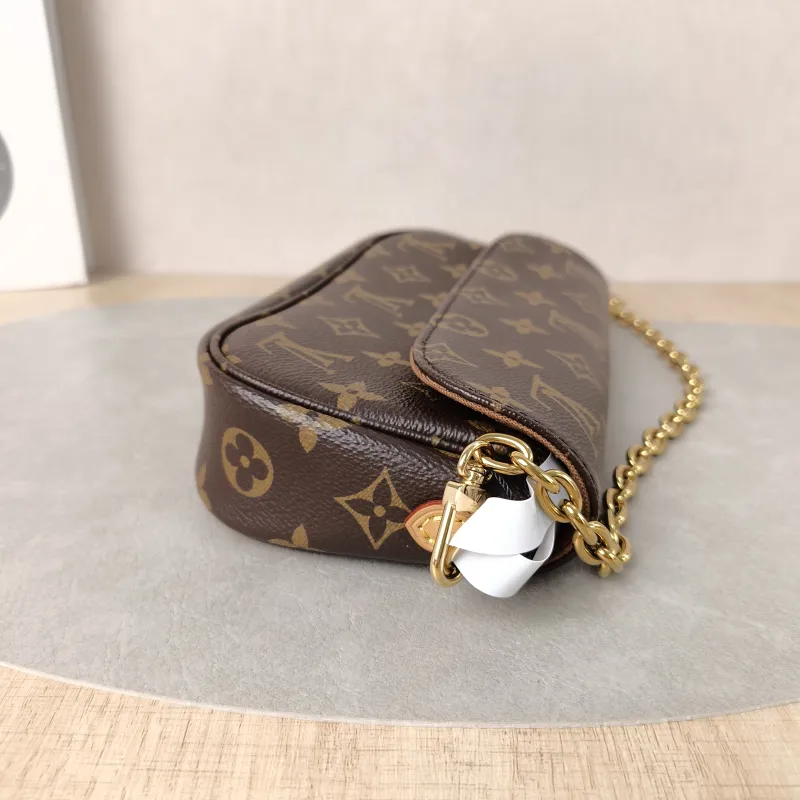 Louis Vuitton Crossbody Bag IVY Monogram PVC Small 23.5 × 4.3 × 12 cm — detail view 9 of 12