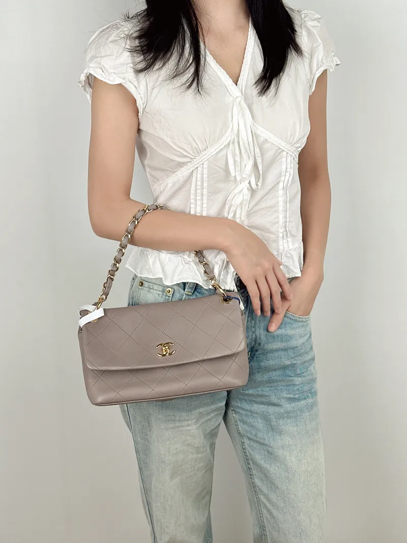 Chanel Shoulder Bag Shoulder Bag Grey Lambskin One Size25 × 5 × 14.5 cm — on-model view 1 of 3