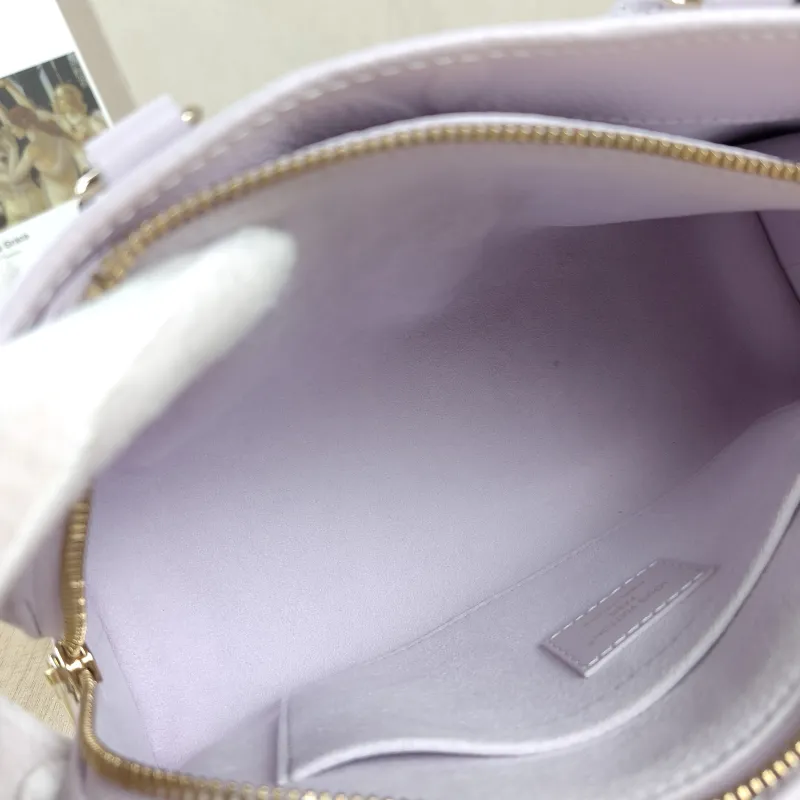 Louis Vuitton Crossbody Bag Onthego East West Two Straps Empreinte Embossed Calfskin Small 25 × 10 × 13 cm — detail view 2 of 12