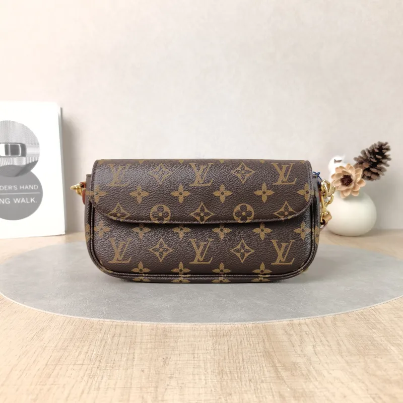 Louis Vuitton Crossbody Bag IVY Monogram PVC Small23.5 × 4.3 × 12 cm