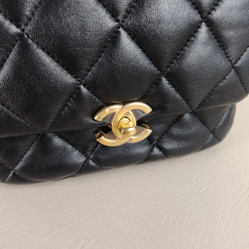 Chanel Crossbody Bag Crossbody Bag Black with Gold-Tone Hardware Lambskin One Size 18 × 5 × 15 cm — detail view 3 of 12