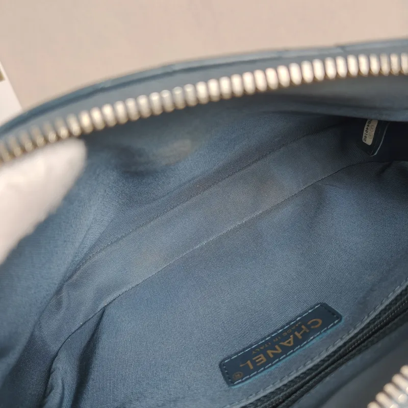Chanel Crossbody Bag Crossbody Bag Blue Calfskin One Size23.5 × 7 × 16 cm — detail view 10 of 12