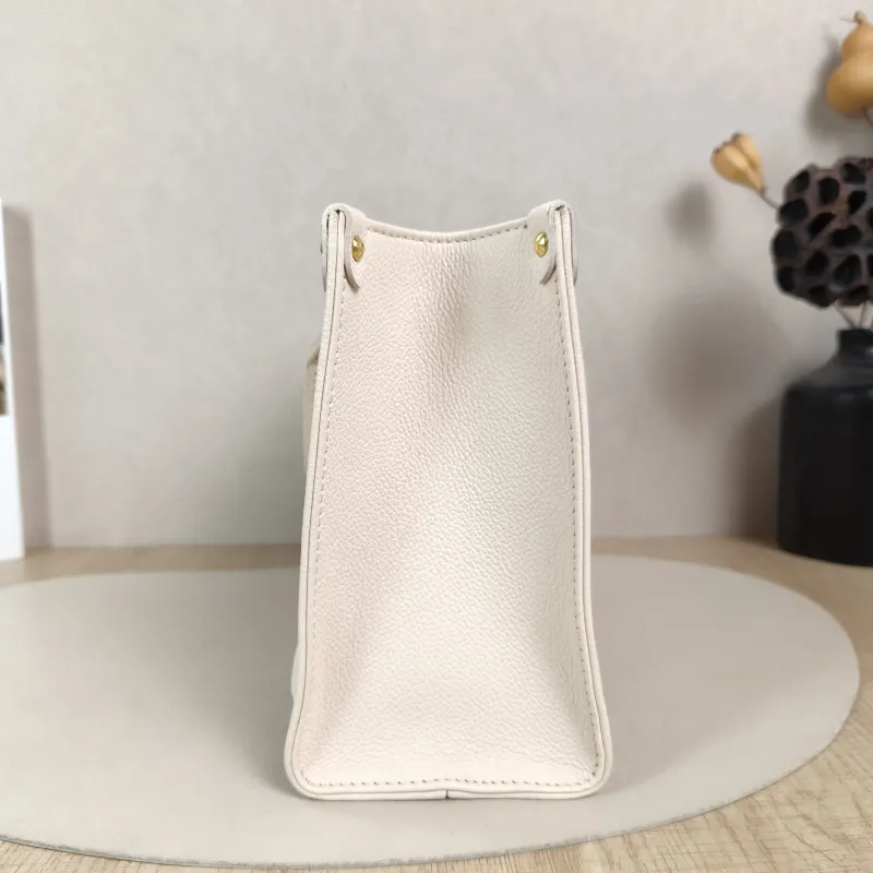 Louis Vuitton Top Handle Bag Onthego White · Embroidered Calfskin Small25 × 11.5 × 19 cm — detail view 9 of 10