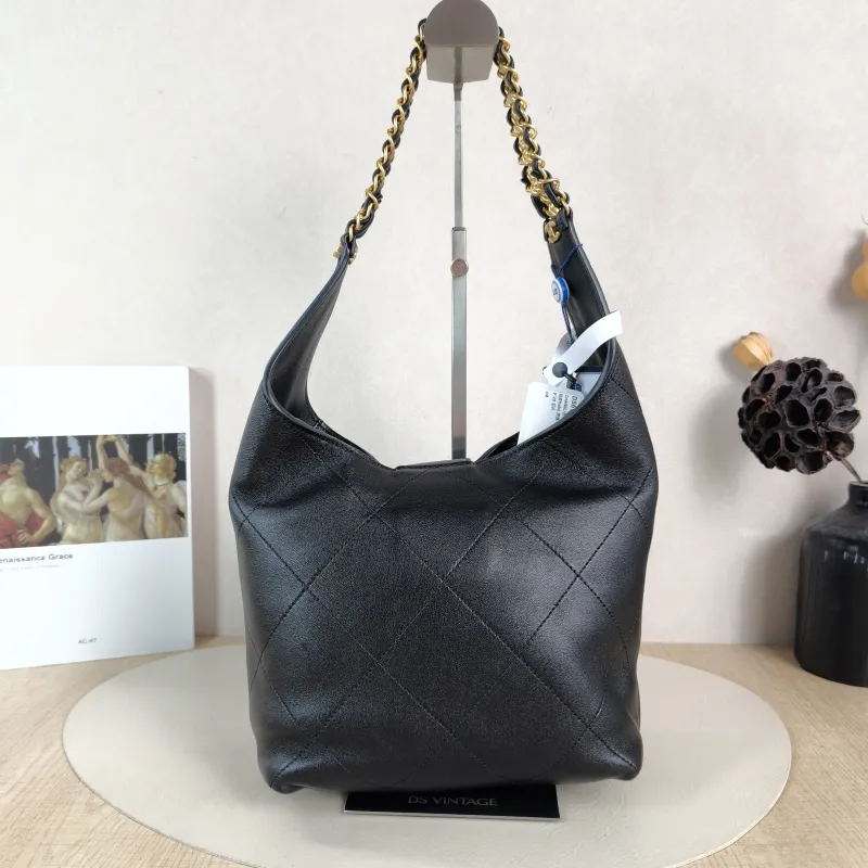 Chanel Shoulder Bag hobo Black Lambskin One Size 20 × 9 × 20 cm — cover view 4 of 5