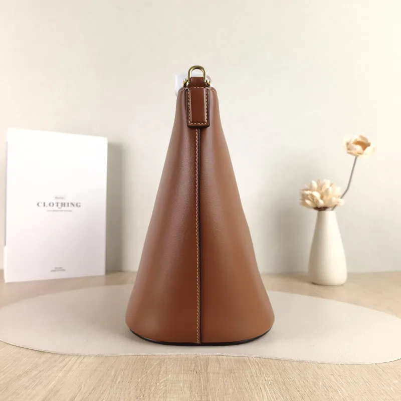 CELINE Crossbody Bag Louise Bucket Bag Calfskin Medium 24 × 16 × 28 cm — detail view 2 of 12