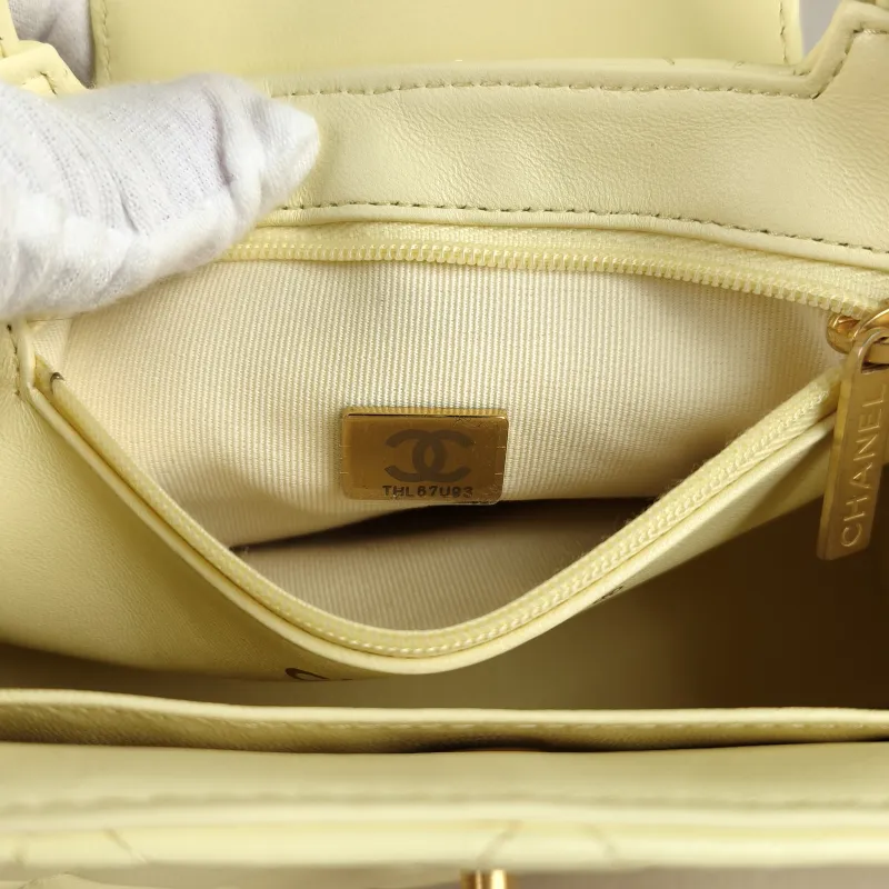 Chanel Crossbody Bag Kelly Yellow Lambskin mini19 × 7 × 13 cm — detail view 9 of 12