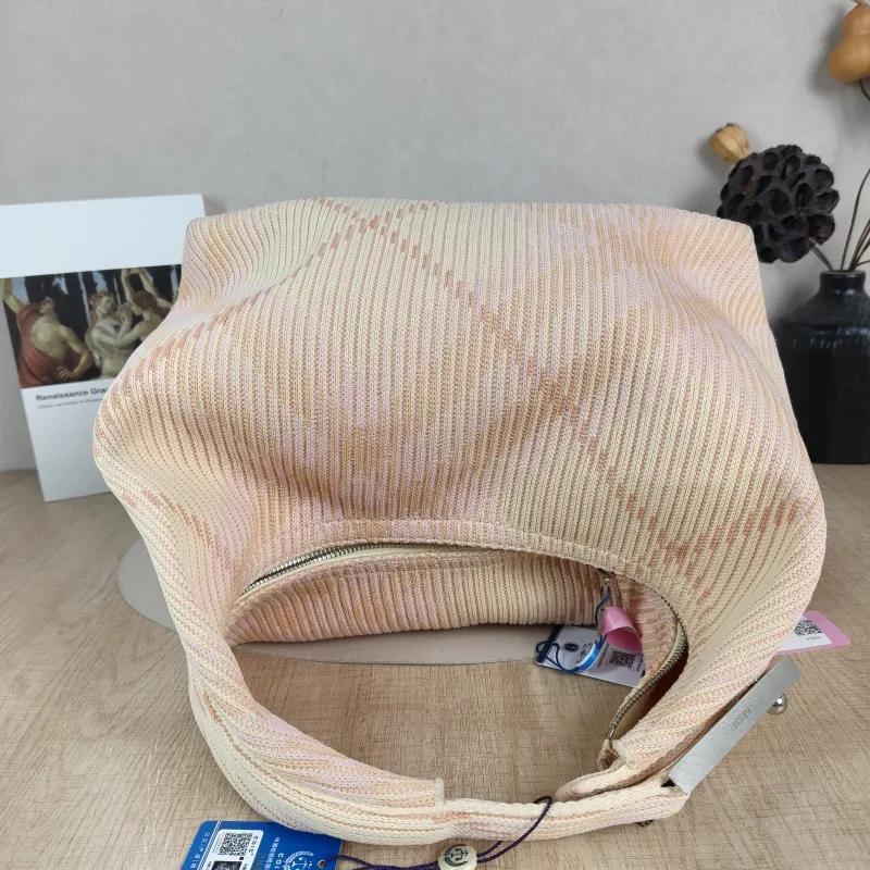 BURBERRY Shoulder Bag 30 × 17 × 38.5 cm — detail view 3 of 11