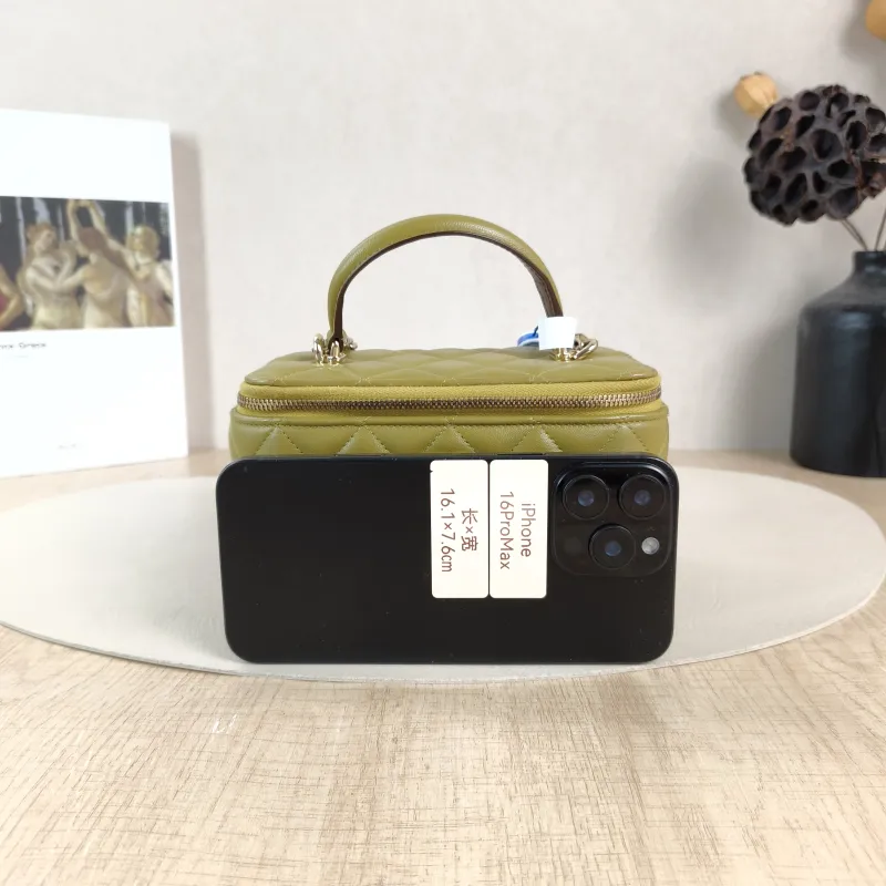 Chanel Crossbody Bag Edition Green Lambskinmini16 × 8 × 9.5 cm — cover view 3 of 5