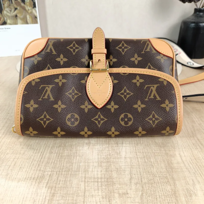 Louis Vuitton Crossbody Bag Diane Baguette Bag Shoulder Strap PVC Small24 × 9 × 15 cm — detail view 4 of 12