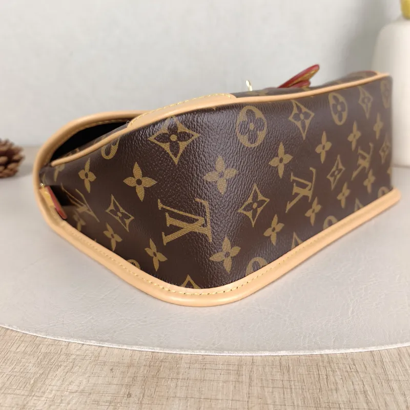 Louis Vuitton Crossbody Bag Diane Baguette Bag Shoulder Strap PVC Small 24 × 9 × 15 cm — detail view 6 of 15