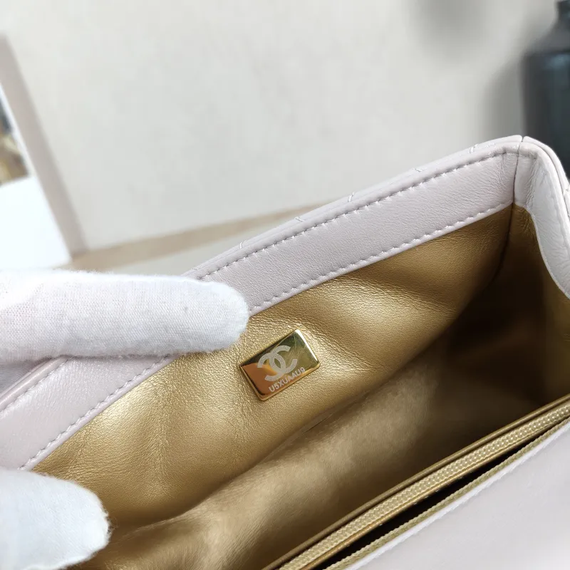 Chanel Crossbody Bag Lambskin One Size17 × 8 × 13.5 cm — detail view 9 of 13