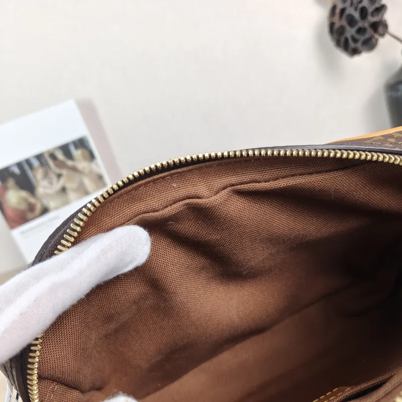 Louis Vuitton Crossbody Bag Nil Messenger Bag Monogram PVC 22 × 7 × 16.5 cm — detail view 10 of 11