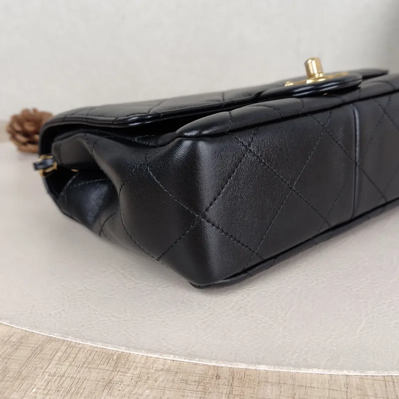 Chanel Crossbody Bag Pearl Crossbody Bag Black Lambskin One Size 21 × 7 × 15 cm — detail view 4 of 15
