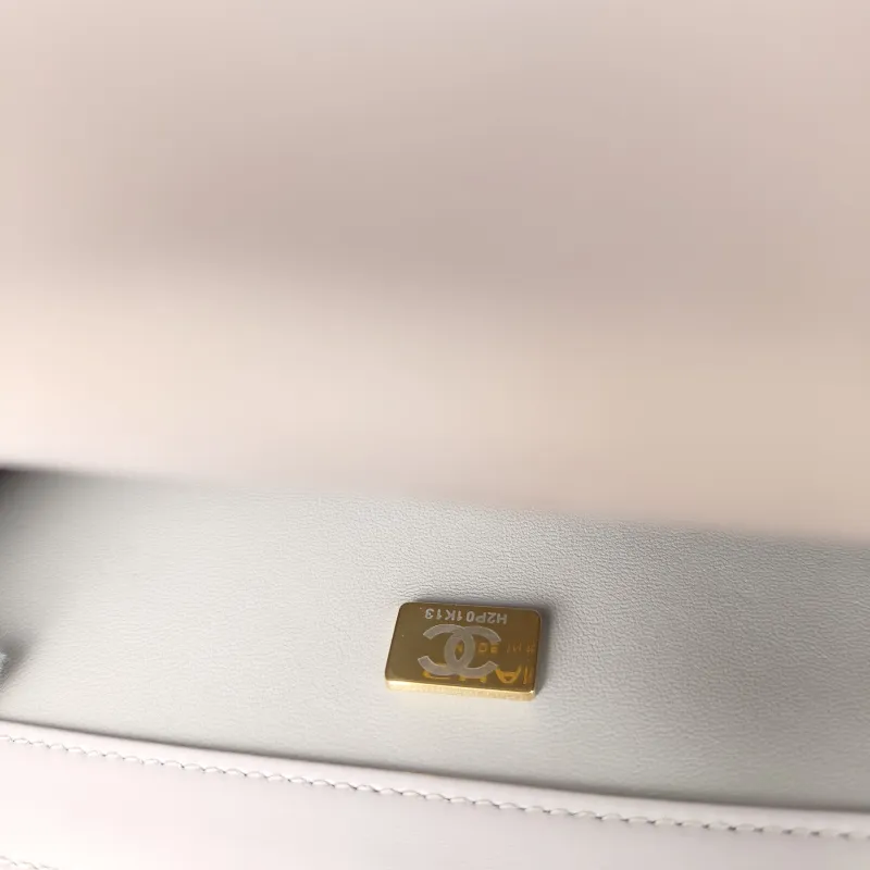 Chanel Crossbody Bag woc Calfskin Medium22 × 8 × 14.5 cm — detail view 4 of 16