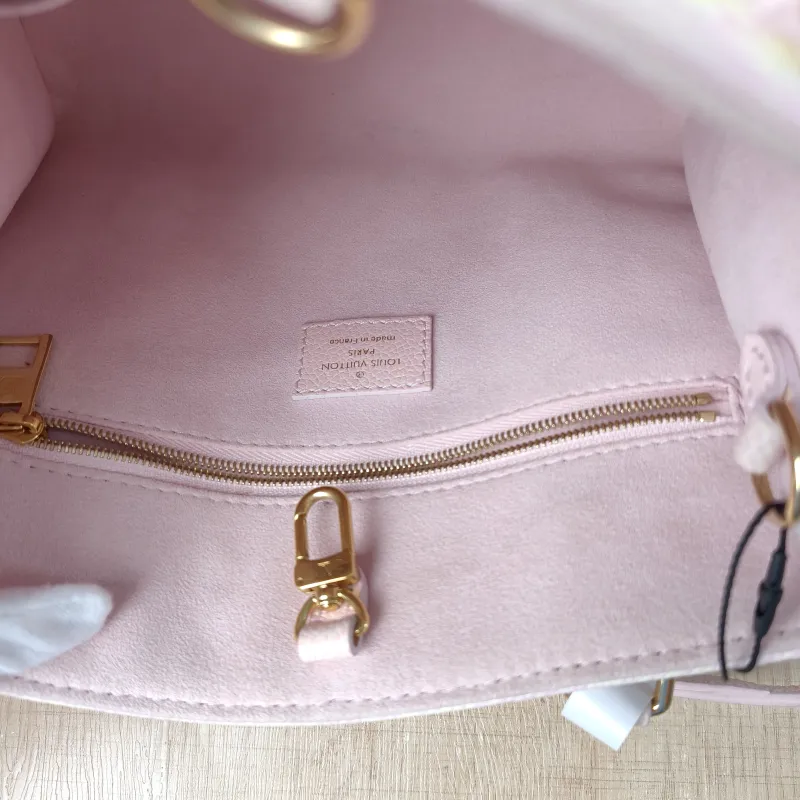 Louis Vuitton Shoulder Bag Onthego Collection · Calfskin Small 25 × 11.5 × 19 cm — detail view 4 of 12