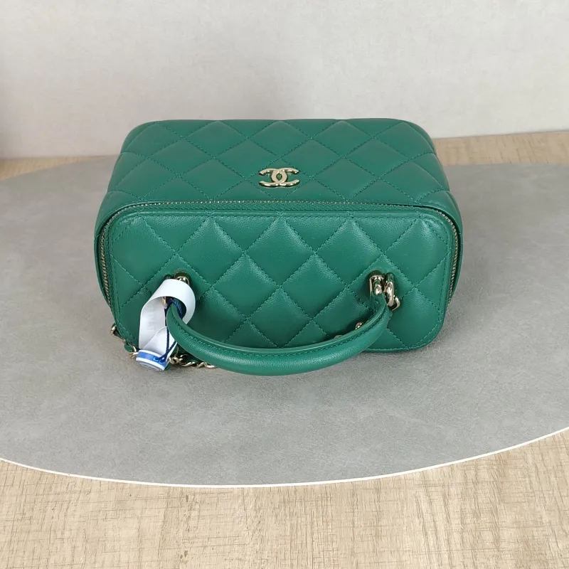 Chanel Crossbody Bag Edition Green Lambskinmini16 × 8 × 9.5 cm — detail view 9 of 15