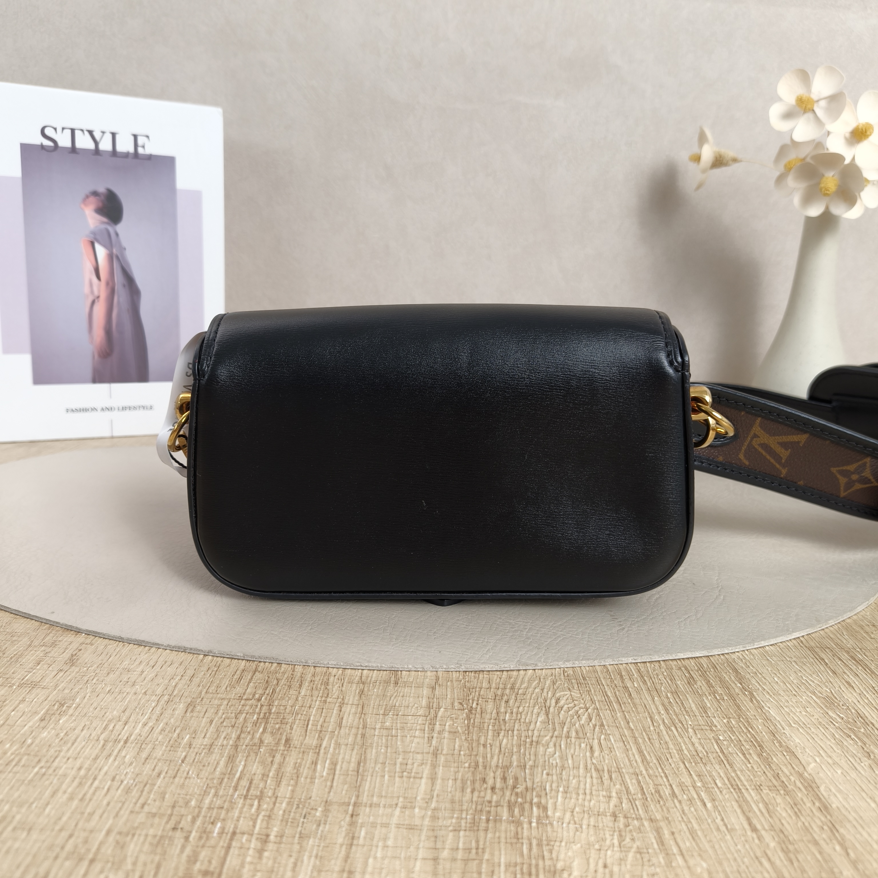 Louis Vuitton Crossbody Bag Officier Messenger Bag Black Calfskin17 × 4.5 × 10 cm — cover view 11 of 11