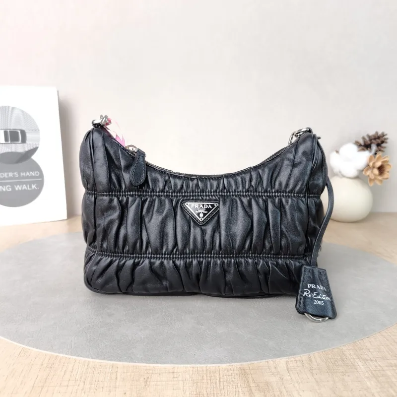 PRADA Crossbody Bag Re-Edition 2005 Hobo Edition Black Lambskin mini22 × 6 × 18 cm