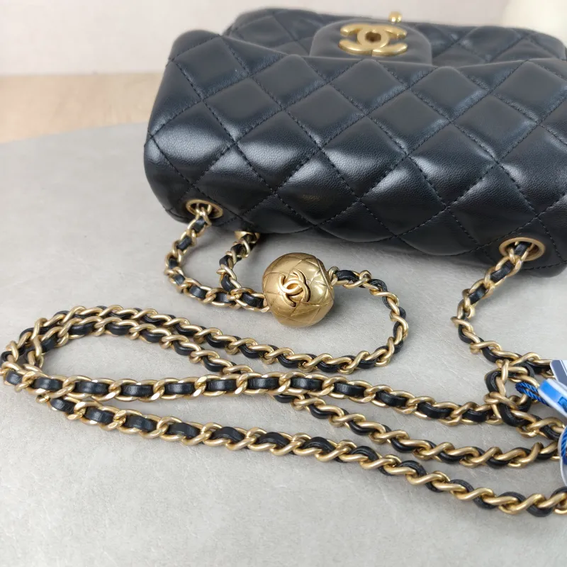 Chanel Crossbody Bag Black Lambskin One Size 17 × 8 × 13.5 cm — detail view 8 of 14