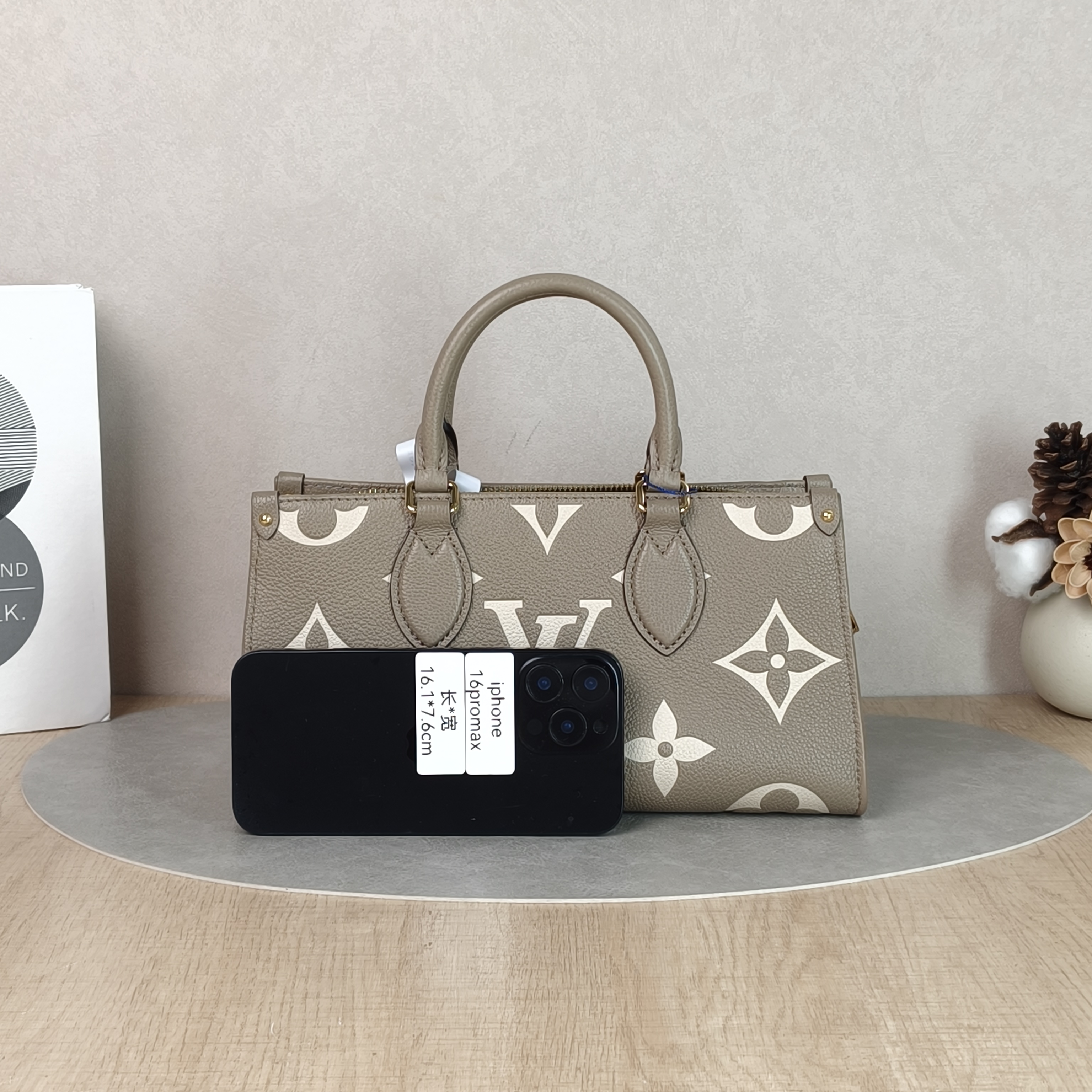 Louis Vuitton Crossbody Bag Onthego East West Two Straps Empreinte Embossed Calfskin Small25 × 10 × 13 cm — cover view 5 of 5