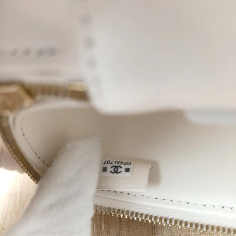 Chanel Top Handle Bag lp White Gold Grained Calfskin One Size 19.5 × 5 × 17 cm — detail view 1 of 14