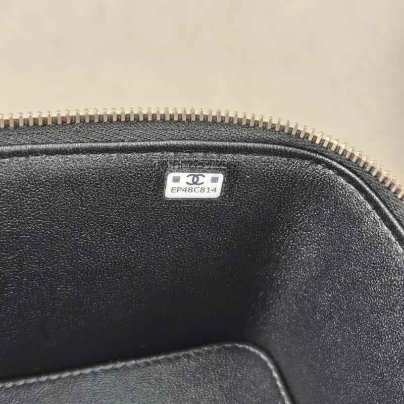 Chanel Crossbody Bag Edition Black Grained Calfskinmini16 × 8 × 9.5 cm — detail view 4 of 15