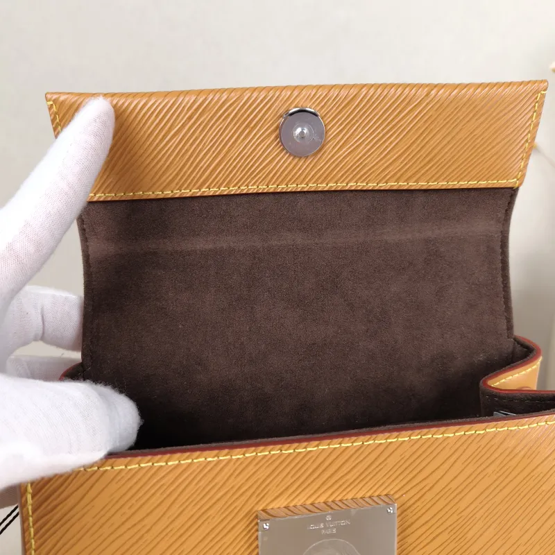 Louis Vuitton Crossbody Bag CLUNY Caramel Epi Embossed Calfskinmini20 × 7.5 × 16 cm — detail view 11 of 15