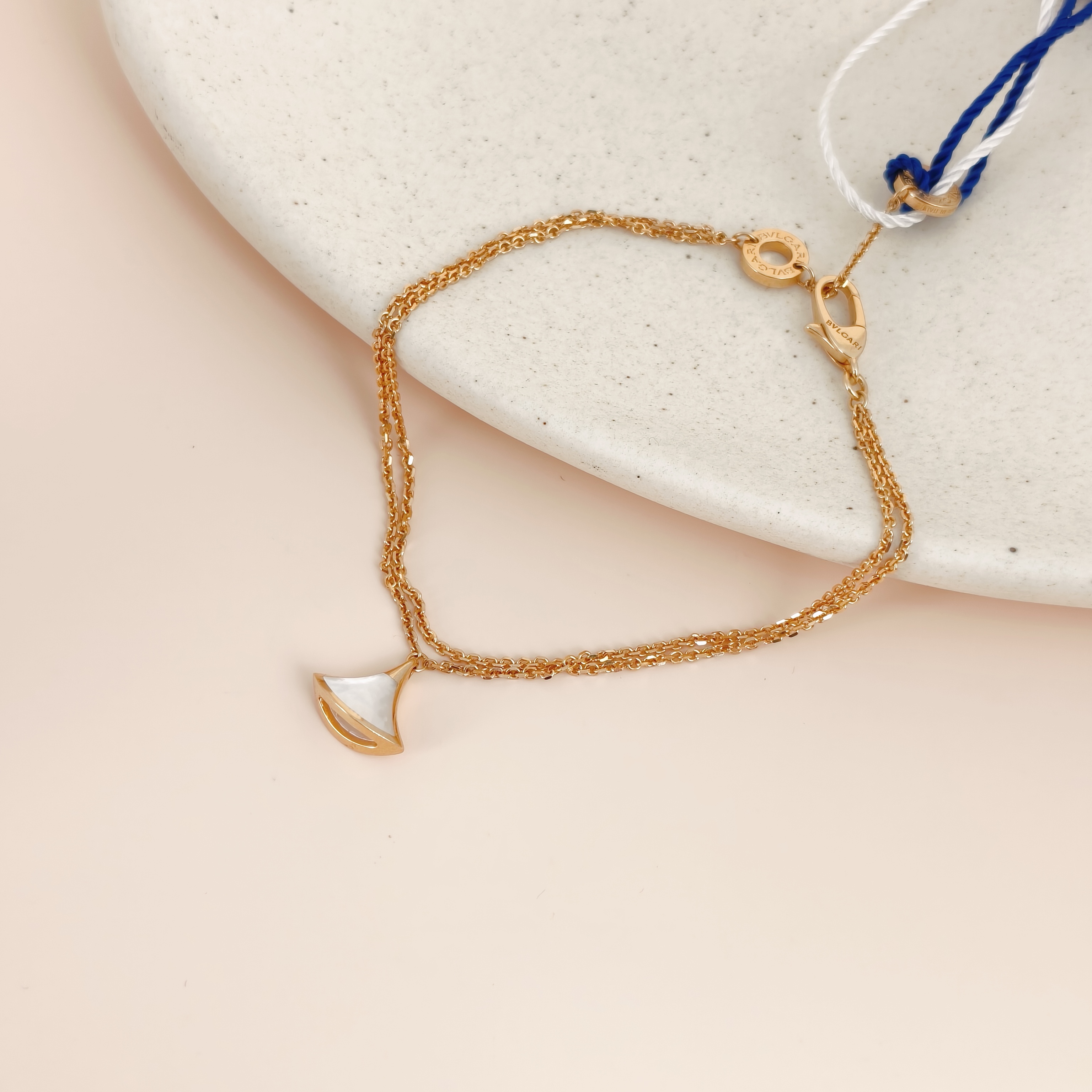 Bvlgari Bracelet DIVAS’ DREAM Collection White Mother-of-Pearl Bracelet White Pearl 18KY ellow Gold One Size17-19 — cover view 3 of 8