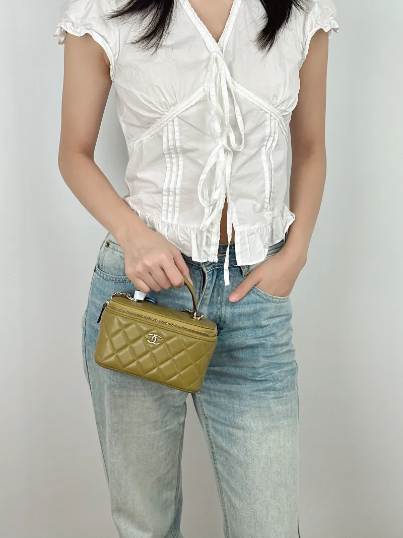 Chanel Crossbody Bag Edition Green Lambskinmini16 × 8 × 9.5 cm — on-model view 2 of 3