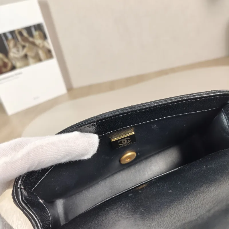 Chanel Crossbody Bag Black Lambskin 18 × 5 × 12 cm — detail view 1 of 11