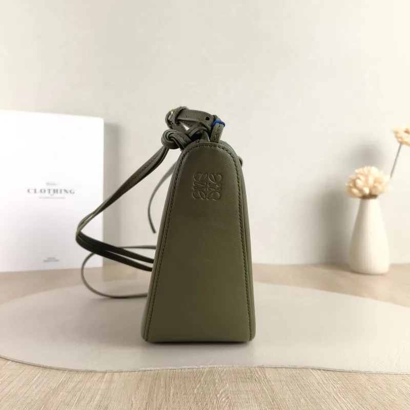 LOEWE Shoulder Bag Hammock hobo Green Calfskin Mini 28 × 9.5 × 17 cm — detail view 4 of 8
