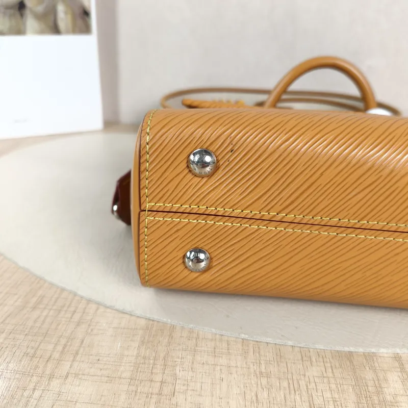 Louis Vuitton Crossbody Bag CLUNY Yellow Epi Embossed Calfskin Mini 20 × 7.5 × 16 cm — detail view 10 of 12