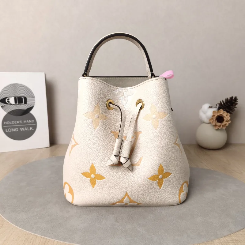 Louis Vuitton Crossbody Bag NÉONOÉ Bucket Bag BB Empreinte Embossed Calfskin BB20 × 13 × 20 cm