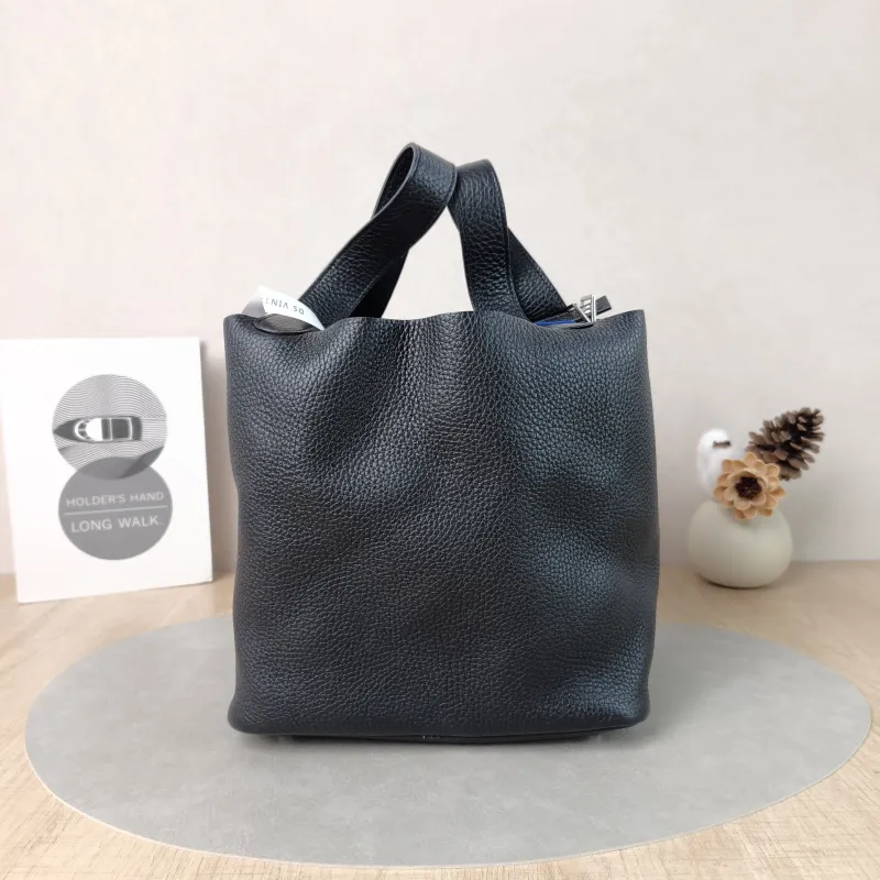 Hermès Top Handle Bag Picotin Lock 22 22 Black Taurillon Clemence TC Calfskin Medium 22 × 18 × 21 cm C — detail view 7 of 12