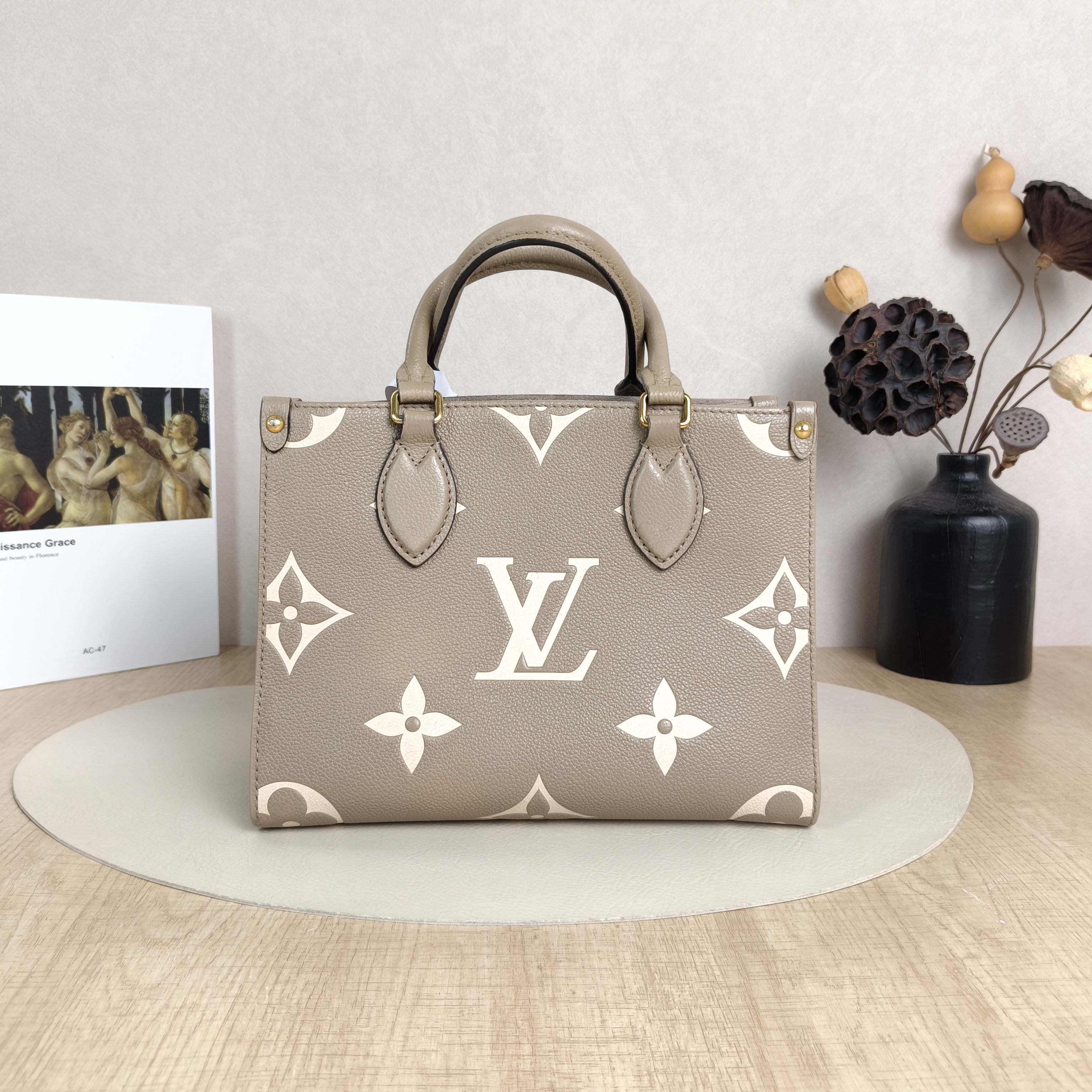 Louis Vuitton Shoulder Bag Onthego · White Monogram Empreinte Embossed Calfskin Small25 × 11.5 × 19 cm