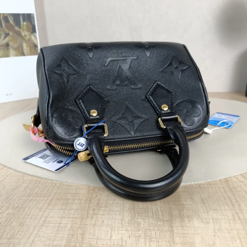 Louis Vuitton Crossbody Bag Speedy20Black Calfskin Small20.5 × 12 × 13.5 cm — detail view 8 of 10