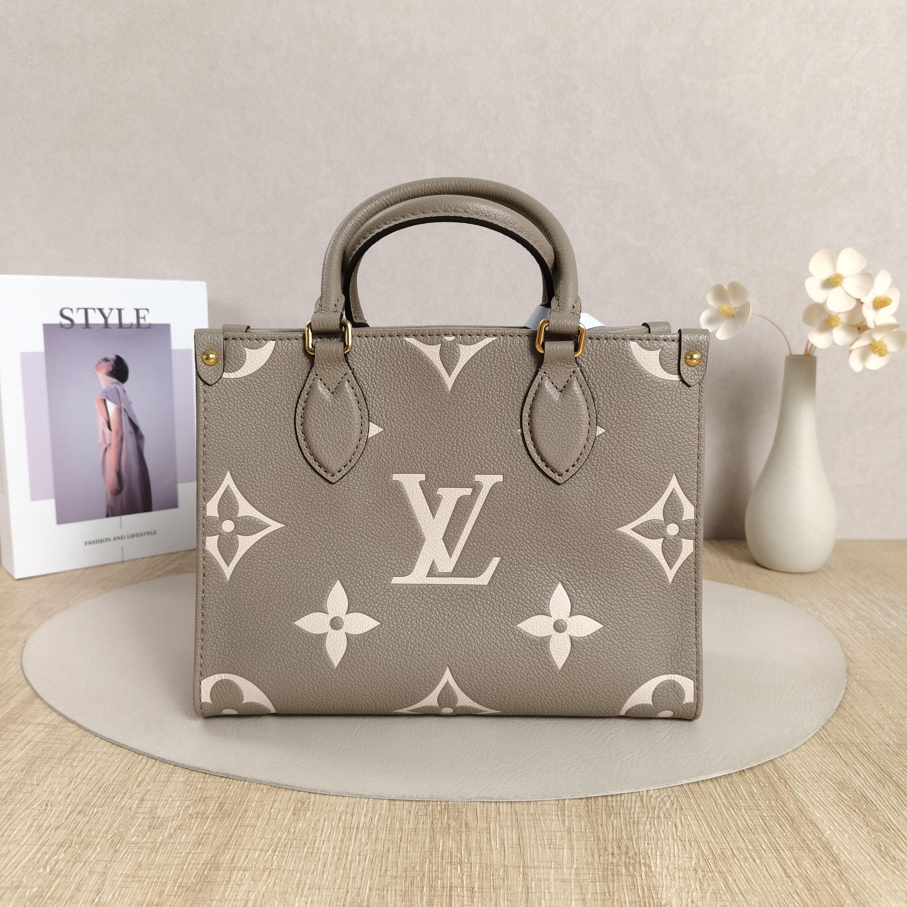 Louis Vuitton Shoulder Bag Onthego · White Empreinte Embossed Calfskin Monogram25 × 11.5 × 19 cm