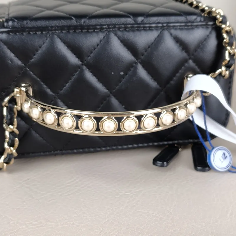 Chanel Crossbody Bag Pearl Edition Black Lambskin One Size16 × 8 × 9.5 cm — detail view 12 of 14