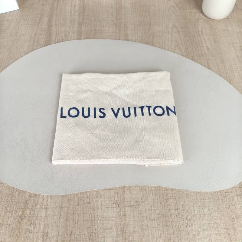 Louis Vuitton Crossbody Bag NANO NOÉ Bucket Bag Nano · White Empreinte Embossed Calfskin Monogramnano13 × 10 × 16 cm — detail view 5 of 11