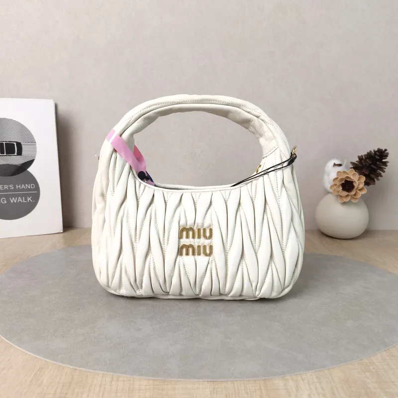 Miumiu Shoulder Bag Wander Matelassé Hobo White Lambskin Small20 × 6 × 17 cm