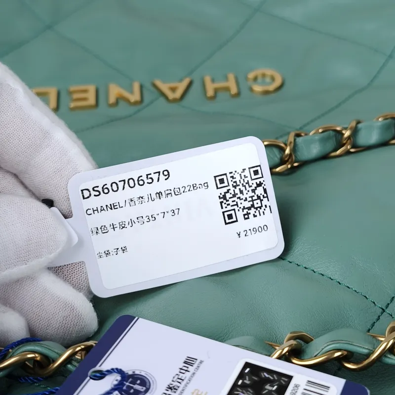 Chanel Shoulder Bag22Bag Green CC alfskin39 × 8 × 42 cm — detail view 14 of 17
