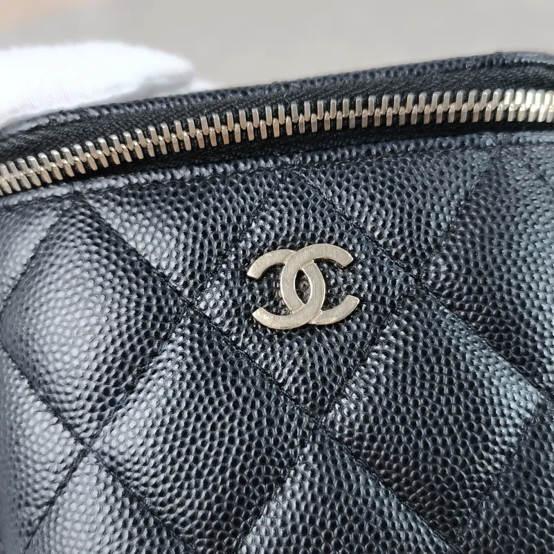 Chanel Crossbody Bag Edition Black Grained Calfskin Mini 11 × 7 × 9 cm 31 — detail view 8 of 11