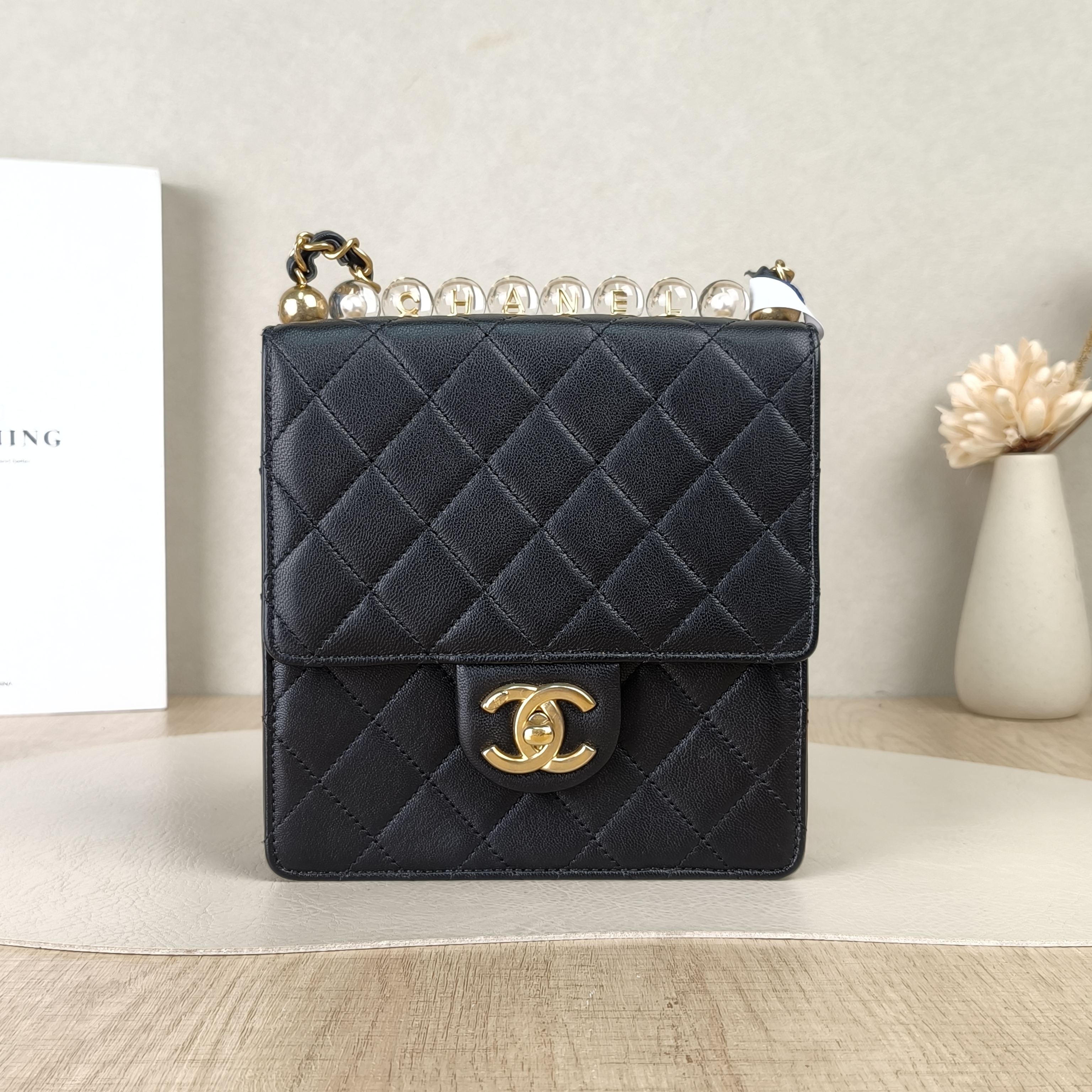 Chanel Crossbody Bag Edition Pearl Black Lambskin 18 × 4.5 × 16 cm