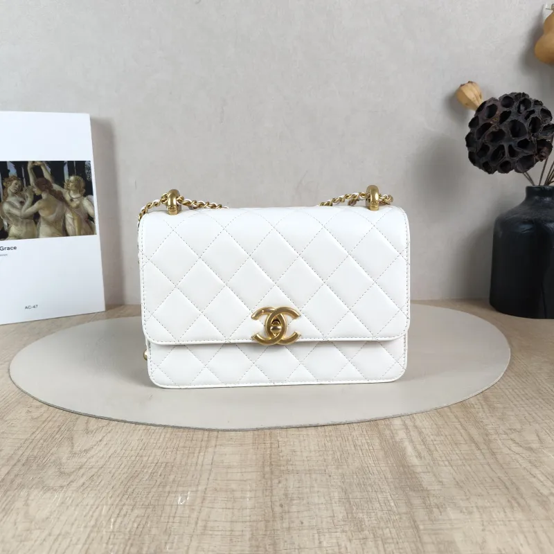 Chanel Crossbody Bag White Calfskin Medium 22 × 8 × 14.5 cm