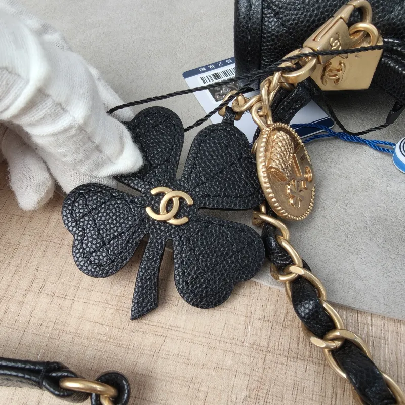 Chanel Crossbody Bag25b Messenger Bag Black Grained Calfskin Small17 × 7 × 16.5 cm — detail view 4 of 20