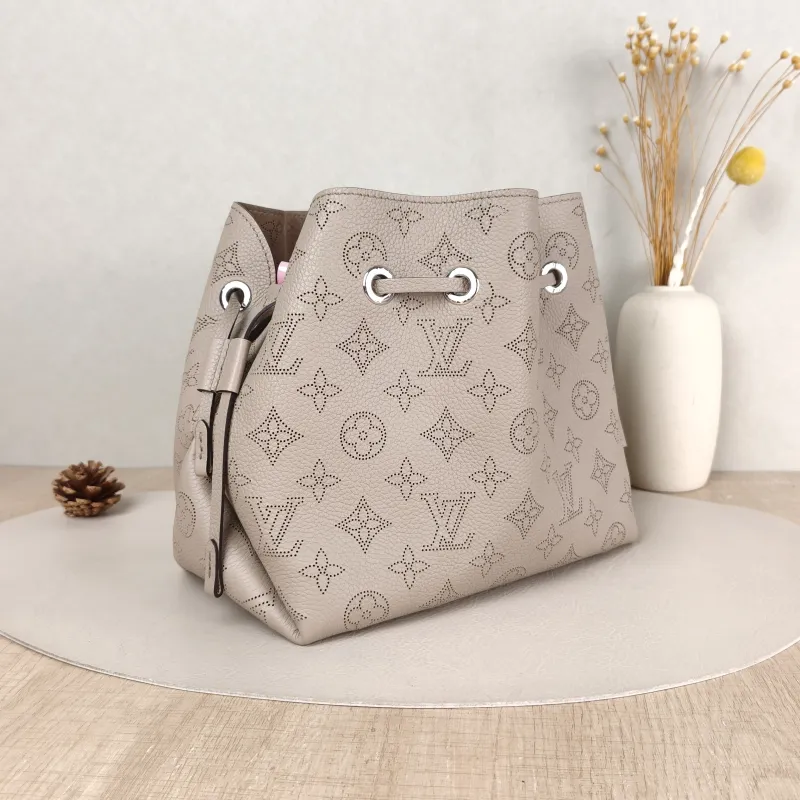 Louis Vuitton Crossbody Bag BELLA Calfskin One Size 22 × 14 × 19 cm — cover view 5 of 5