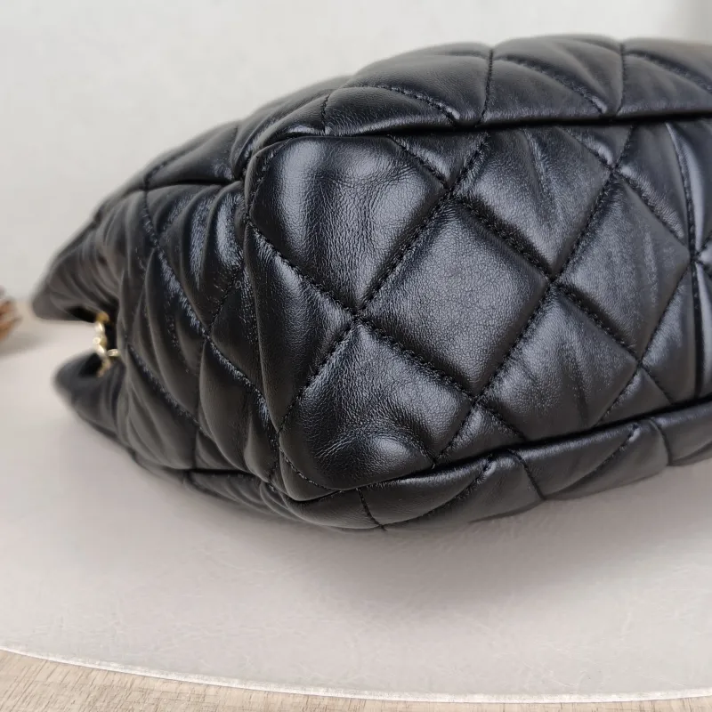 Chanel Shoulder Bag tote Black Lambskin One Size 23 × 8 × 23 cm — detail view 12 of 13